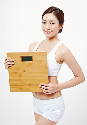 포토 JPG 스튜디오촬영 우먼라이프 라이프스타일 여자 다이어트 모션 실내 한명 서기 미소 들기 사람 동양인 상반신 20대 성인 앞모습 뷰티 한국인 몸무게 측정 체중계 의료성형뷰티 청년만 청년여자만 청년여자한명만 성인여자한명만 국내포토 1 뷰포인트 표정 건강 인종 청년 내부 생활 여자만 여자한명만 성인여자만 성인만 파일형식