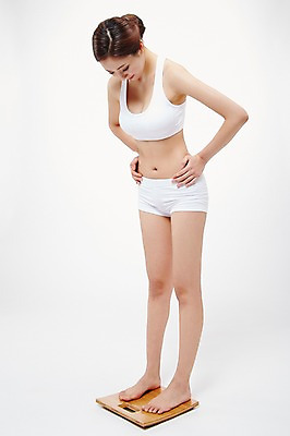 포토 JPG 스튜디오촬영 전신 우먼라이프 라이프스타일 응시 여자 허리손 다이어트 모션 실내 한명 서기 사람 동양인 20대 성인 앞모습 뷰티 한국인 무게 측정 체중계 의료성형뷰티 청년만 청년여자만 청년여자한명만 성인여자한명만 국내포토 1 시선 뷰포인트 포즈 건강 인종 청년 내부 생활 여자만 여자한명만 성인여자만 성인만 파일형식