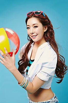 포토 JPG 스튜디오촬영 우먼라이프 라이프스타일 여자 모션 실내 한명 서기 미소 들기 사람 동양인 상반신 20대 성인 옆모습 캐주얼 선글라스 뷰티 섹시 활발 한국인 비치볼 유혹 의료성형뷰티 청년만 청년여자만 청년여자한명만 성인여자한명만 국내포토 1 옷 안경 뷰포인트 컨셉 공 바캉스용품 표정 인종 청년 내부 생활 여자만 여자한명만 성인여자만 성인만 파일형식