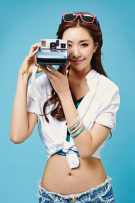 포토 JPG 스튜디오촬영 우먼라이프 라이프스타일 여자 모션 실내 한명 서기 미소 들기 사람 동양인 상반신 20대 성인 앞모습 캐주얼 선글라스 뷰티 섹시 카메라 사진촬영 활발 한국인 유혹 폴라로이드 의료성형뷰티 청년만 청년여자만 청년여자한명만 성인여자한명만 국내포토 1 옷 안경 뷰포인트 컨셉 표정 인종 청년 내부 생활 전자제품 촬영 여자만 여자한명만 성인여자만 성인만 파일형식