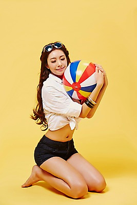 포토 JPG 스튜디오촬영 전신 우먼라이프 라이프스타일 여자 안기 모션 실내 한명 미소 들기 사람 앉기 동양인 20대 성인 옆모습 캐주얼 선글라스 뷰티 섹시 눈감음 활발 한국인 비치볼 유혹 의료성형뷰티 청년만 청년여자만 청년여자한명만 성인여자한명만 국내포토 1 옷 안경 뷰포인트 컨셉 공 바캉스용품 표정 인종 청년 내부 생활 여자만 여자한명만 성인여자만 성인만 파일형식