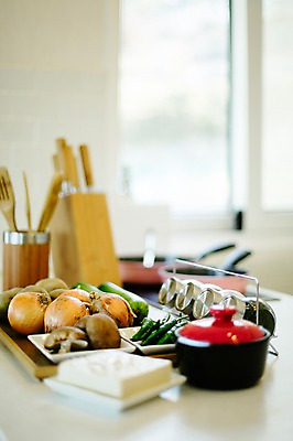 포토 JPG 그릇 음식 식재료 고추 식탁 양파 오이 실내 사람없음 버섯 냄비 뚝배기 두부 레시피 국내포토 식기 채소 탁자 내부 솥 파일형식