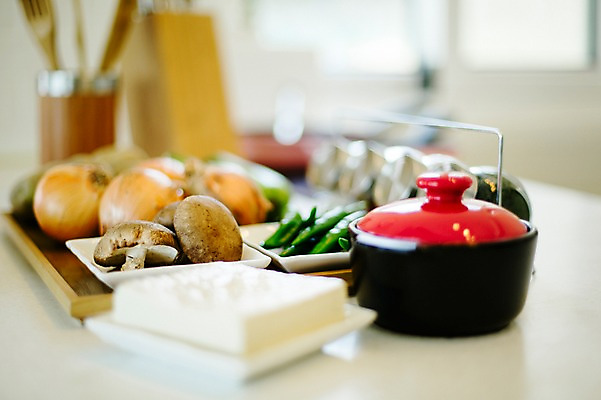 포토 식기 채소 탁자 촬영기법 내부 솥 파일형식 뚝배기 사람없음 식재료 JPG 레시피 음식 그릇 양파 버섯 고추 냄비 식탁 실내 아웃포커스 국내포토