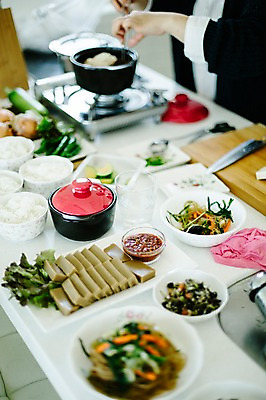 포토 JPG 그릇 음식 도마 실내 요리 사람 가스레인지 냄비 상차림 밥상 레시피 도토리묵 국내포토 식기 탁자 주방용품 내부 가전제품 레인지 솥 파일형식