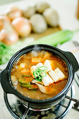포토 JPG 음식 고추 실내 사람없음 아웃포커스 가스레인지 찌개 된장찌개 뚝배기 두부 레시피 국내포토 한식 채소 촬영기법 내부 가전제품 레인지 파일형식