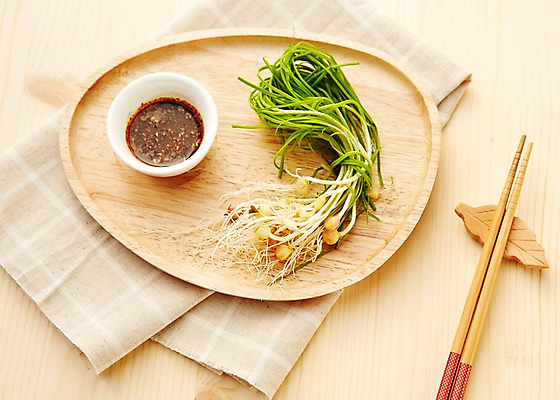 포토 JPG 스튜디오촬영 음식 식재료 젓가락 쟁반 실내 사람없음 양념 천 나물 간장 레시피 달래 제철 제철음식 국내포토 채소 수저 내부 직물 파일형식