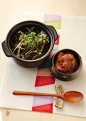 포토 JPG 스튜디오촬영 음식 식재료 실내 사람없음 숟가락 양념 된장 장 냄비 나물 레시피 냉이 국내포토 채소 수저 내부 솥 파일형식