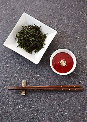 포토 JPG 스튜디오촬영 그릇 음식 식재료 젓가락 실내 사람없음 양념 고추장 레시피 톳 국내포토 식기 수저 내부 해조류 파일형식