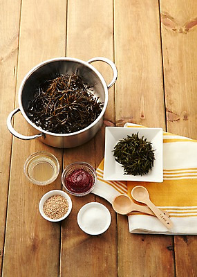 포토 JPG 스튜디오촬영 그릇 음식 식재료 반찬 실내 사람없음 양념 고추장 냄비 천 레시피 계량스푼 톳 국내포토 식기 주방용품 내부 직물 해조류 솥 파일형식