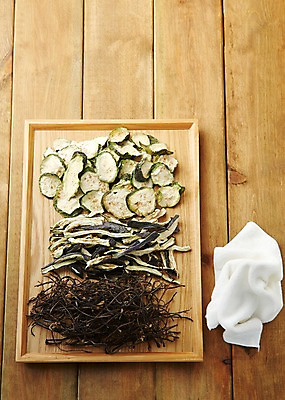 포토 JPG 스튜디오촬영 음식 식재료 가지 건조 쟁반 실내 사람없음 천 레시피 고사리 호박고지 산나물 국내포토 채소 내부 직물 나물 파일형식