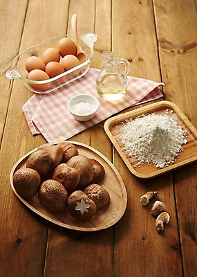 포토 JPG 스튜디오촬영 그릇 음식 식재료 유리병 쟁반 실내 사람없음 계란 숟가락 버섯 천 밀가루 레시피 표고버섯 국내포토 식기 병_용기 수저 내부 알 직물 가루 파일형식