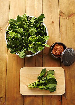 포토 JPG 스튜디오촬영 그릇 음식 채소 식재료 도마 실내 사람없음 채망 양념 된장 장 레시피 시금치 국내포토 식기 주방용품 내부 파일형식