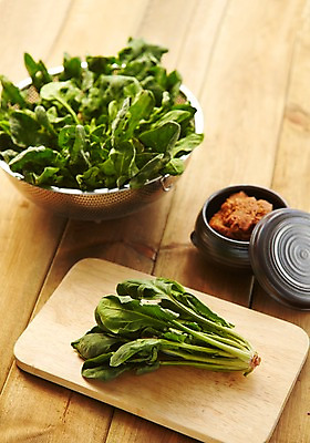 포토 JPG 스튜디오촬영 그릇 음식 채소 식재료 도마 실내 사람없음 채망 양념 된장 장 레시피 시금치 국내포토 식기 주방용품 내부 파일형식