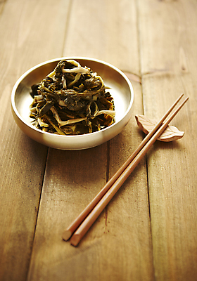 포토 JPG 스튜디오촬영 그릇 채소 식재료 젓가락 반찬 실내 사람없음 봄나물 시래기 제철음식 나무배경 국내포토 식기 음식 백그라운드 수저 내부 나물 제철 파일형식