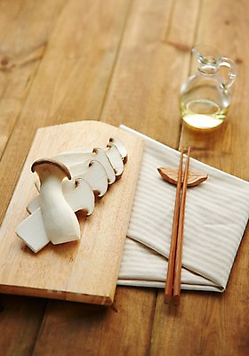 포토 JPG 스튜디오촬영 음식 식재료 젓가락 유리병 도마 실내 사람없음 버섯 천 레시피 새송이버섯 국내포토 주방용품 병_용기 수저 내부 직물 파일형식