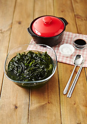 포토 JPG 스튜디오촬영 그릇 음식 식재료 젓가락 실내 사람없음 숟가락 양념 냄비 천 레시피 미역 국내포토 식기 수저 내부 직물 해조류 솥 파일형식