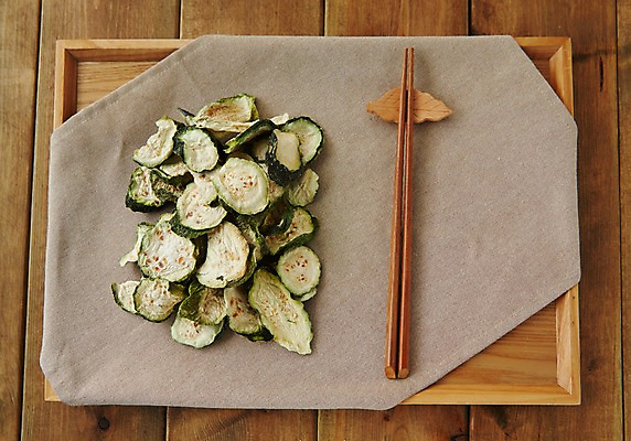 포토 JPG 스튜디오촬영 접시 음식 채소 식재료 젓가락 호박 건조 쟁반 실내 사람없음 천 레시피 호박고지 국내포토 식기 수저 내부 직물 파일형식