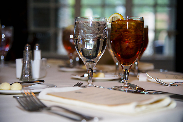 포토 JPG 해외이미지 라이프스타일 접시 음료 음식 가구 포크 2 와인잔 의자 유리 탁자 실내 이벤트 사람없음 빨간색 여름 세트 햇빛 태양 일출 식당 와인 식사 저녁식사 황혼 일몰 카페 스페인 은색 야간 갑판 장면 설정 해외202004 해외포토 자연요소 식기 계절 유럽 컬러 생활용품 배_교통 술잔 재질 주류 내부 생활 노을 상점 파일형식 이미지허브