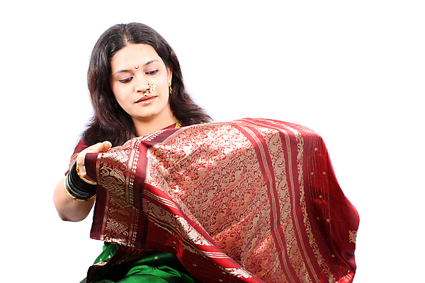 포토 JPG 해외이미지 전통 디자인 응시 옷 여자 문화 패턴 한명 동양인 인디언 인도인 확인 사리 힌두교 해외202004 해외포토 외국인 1 시선 종교 무늬 아메리카 사람 인종 파일형식 이미지허브