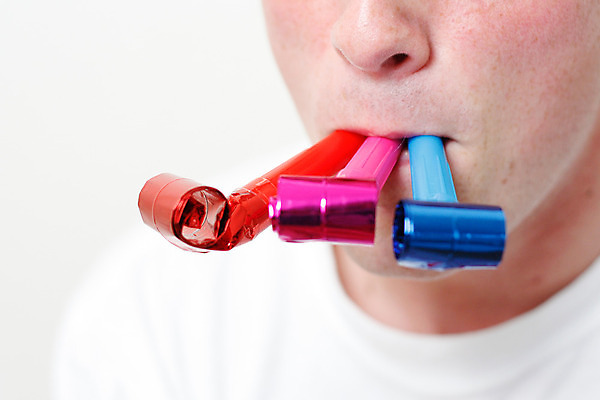 포토 JPG 해외이미지 모델 남자 행복 휴가 뿔 3 한명 사람 장식 빨간색 초록색 파란색 컬러풀 파티 보라색 축제 소리 기쁨 흰색 축하 도움 생일 호루라기 기회 꽃가루 시끄러움 고립 해외202004 해외포토 1 기념일 감정 컬러 컨셉 이벤트 가루 파일형식 이미지허브