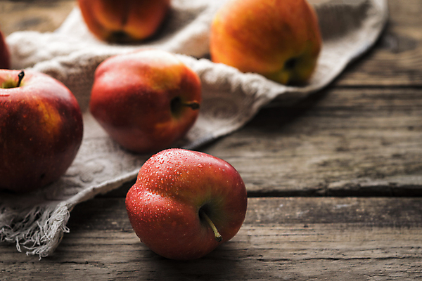 포토 JPG 해외이미지 음식 백그라운드 과일 탁자 건강 사람없음 목재 옆모습 빨간색 초록색 수건 갈색 노란색 나뭇가지 사과 질감 구성 앞머리 옛날 정물화 해외202004 해외포토 나무 헤어스타일 뷰포인트 컬러 가구 재료 위생용품 그림 파일형식 이미지허브