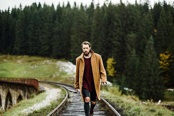 포토 JPG 해외이미지 여행 수염 한명 초록색 갈색 걷기 하이킹 기차 코트 숲 먹기 심각 스타일 해외202004 해외포토 1 육상교통 컬러 컨셉 모션 레저 대중교통 사람 외투 파일형식 이미지허브