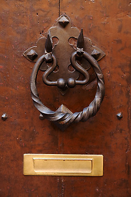 포토 JPG 해외이미지 전통 디자인 문화 백그라운드 건축양식 주택 손잡이 미술 사람없음 건물 목재 장식 빨간색 머리 문 금속 검은색 페인트 수확 골동품 오픈 화려 중세 황금 클래식 닫기 철 심볼 묘사 질감 잠금 보안 대문 문고리 청동 그런지 노크 놋쇠 옛날 스타일 해외202004 해외포토 나무 건축물 건축 컬러 컨셉 농업 재료 모션 재질 문화예술 안전 신체부위 역사 파일형식 이미지허브