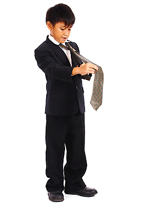 포토 JPG 해외이미지 응시 옷 남자 어린이 남학생 셔츠 유니폼 학교 넥타이 한명 서기 사람 정장 소년 유행 표현 옷입기 예복 심각 정중 표현성 해외202004 해외포토 1 학생 시선 잡화 교육 컨셉 상의 모션 파일형식 이미지허브