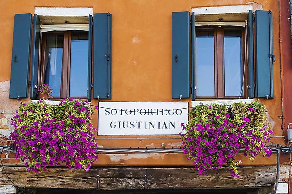 포토 JPG 해외이미지 라이프스타일 디자인 꽃 유럽 도로 여행 건축양식 창문 휴가 주택 미술 풍경 사람없음 야외 건물 컬러풀 세계 이탈리아 발코니 바위 역사 묘사 사인 아치 베네치아 옛날 스타일 해외202004 해외포토 식물 건축물 건축 나라 길 컬러 교통시설 문화예술 생활 돌_바위 파일형식 이미지허브