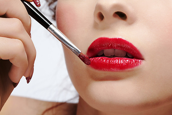 포토 JPG 해외이미지 백인 신체 부분 건강 한명 빨간색 화장품 터치 표현 붓 입 화려 닫기 피부 입술 만들기 위생관리 몽환 해외202004 해외포토 서양인 1 컬러 컨셉 모션 관리 사람 신체부위 뷰티 파일형식 이미지허브