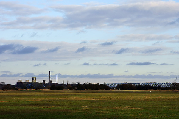 포토 JPG 해외이미지 구름 산업 하늘 벽돌 독일 굴뚝 풍경 사람없음 강 가수 도시 역사 폐허 시계탑 옛날 해외202004 해외포토 자연요소 유럽 탑 음악가 파일형식 이미지허브