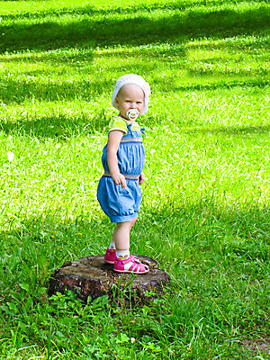 포토 JPG 해외이미지 식물 어린이 백그라운드 자연 한명 초록색 기쁨 해외202004 해외포토 1 감정 컬러 사람 생태계 파일형식 이미지허브