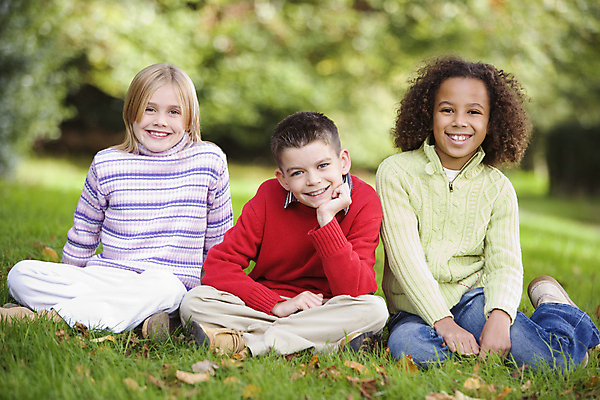 포토 JPG 해외이미지 주간 전신 백인 행복 감정 어린이 잎 가족 성인 세명 손잡기 가을 아빠 소프트포커스 오솔길 블러 해외202004 해외포토 자연요소 서양인 식물 계절 길 관계 모션 촬영기법 사람 파일형식 이미지허브