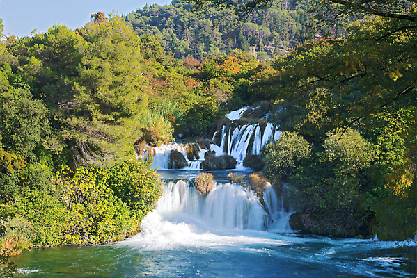 포토 JPG 해외이미지 나무 식물 공원 잎 모션 자연 그림자 풍경 사람없음 야외 초록색 물 강 환경 힘 봄 폭포 흐름 가을 바위 투명 개울 급류 숲 속도 크로아티아 해외202004 해외포토 자연요소 계절 공공시설 유럽 컬러 컨셉 돌_바위 생태계 파일형식 이미지허브