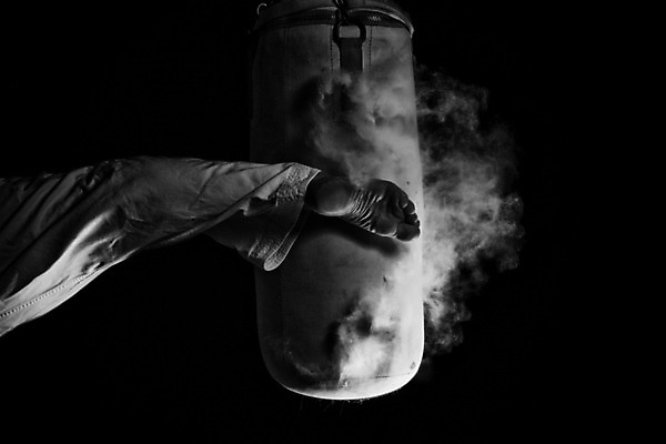 포토 JPG 해외이미지 1 스포츠 가방 발 검은배경 흑백 사람없음 운동 원형 싸움 먼지 해외202004 해외포토 도형 잡화 백그라운드 모션 촬영기법 건강 신체부위 검은색 파일형식 이미지허브