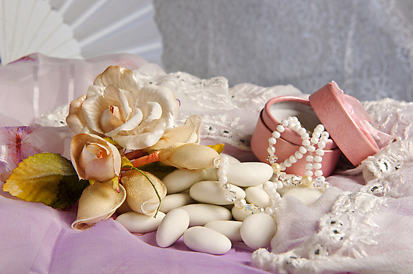 포토 JPG 해외이미지 커플 드레스 꽃 결혼 가족 결혼식 사탕 사랑 이벤트 사람없음 상자 장미 흰색 하트 축하 반지 달콤 설탕 활 테이프 제단 해외202004 해외포토 모양 식물 옷 감정 컬러 컨셉 장신구 관계 문구용품 디저트 맛 파일형식 이미지허브