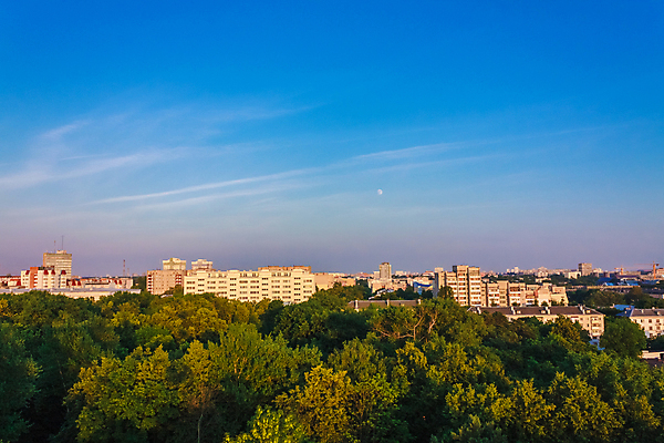 포토 JPG 해외이미지 나무 식물 외관 건축양식 창문 하늘 거리 사람없음 야외 건물 목재 가로 초록색 여름 파란색 햇빛 발코니 흰색 도시 재산 숲 큼 장면 지역 개발 구역 벨로루시 옛날 진짜 해외202004 해외포토 건축물 계절 건축 컬러 재료 금융 태양 크기 파일형식 이미지허브