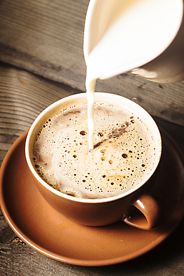 포토 JPG 해외이미지 커피 음료 백그라운드 탁자 아침 콩 따뜻함 사람없음 목재 컵 갈색 숟가락 검은색 어둠 침묵 거품 카페 우유 에너지 흰색 신선 뜨거움 액체 붓기 맛 떨어짐 아침식사 갈증 크림 상쾌 아로마 향 카푸치노 에스프레소 내추럴 라떼 카페인 해외202004 해외포토 주간 나무 식기 감정 컬러 가구 컨셉 재료 모션 유제품 곡류 수저 상점 식사 소리 파일형식 이미지허브