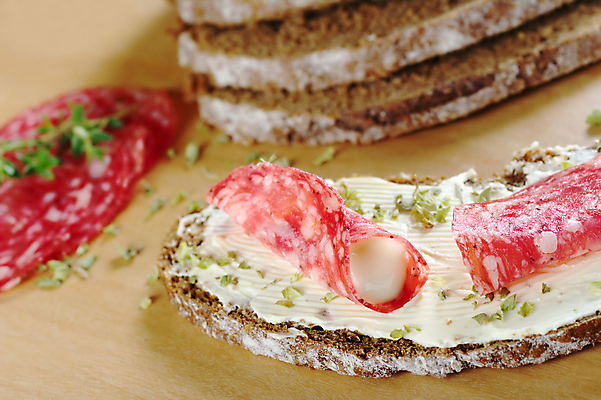 포토 JPG 해외이미지 음식 빵 분홍색 조각 재료 치즈 건조 샌드위치 육류 사람없음 목재 가로 빨간색 초록색 갈색 식사 저녁식사 펼침 추위 흰색 고명 아침식사 자르기 허브 토핑 살라미 식용 페퍼로니 통밀 해외202004 해외포토 나무 식물 컬러 식재료 모션 유제품 소시지 밀 파일형식 이미지허브