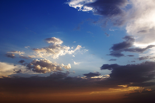 포토 JPG 해외이미지 구름 백그라운드 자연 하늘 풍경 사람없음 야외 파란색 빛 햇빛 태양 맑음 황혼 일몰 새벽 광선 분위기 저녁 질감 드라마 천국 설정 빛망울 내추럴 강렬 현상 효과 해외202004 해외포토 자연요소 컬러 컨셉 날씨 노을 야간 생태계 파일형식 이미지허브
