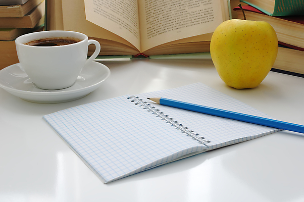 포토 JPG 해외이미지 학생 교육 종이 음료 과학 이동 학교 사람없음 책 단어 독서 공책 카페 기록 역사 사과 인쇄 대학교 향기 문학 양장본 백과사전 철학 출판 카페인 해외202004 해외포토 문자 컨셉 과일 문구용품 상점 냄새 사전 파일형식 이미지허브