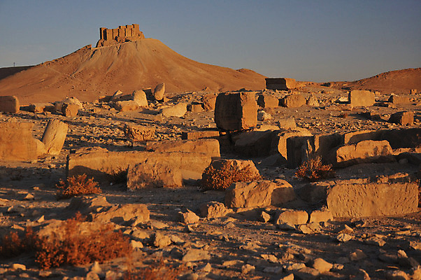 포토 JPG 해외이미지 외관 아시아 문화 모래 건축양식 하늘 숙이기 미술 사람없음 건물 탑 경기장 카페 사막 골동품 바위 무덤 기둥 사찰 개울 성 중앙 묘사 폐허 아치 과거 낙타 기념물 동쪽 고고학 랜드마크 로마인 시리아 아랍어 옛날 요르단 파멸 해외202004 해외포토 건축물 교육 건축 나라 포즈 컨셉 중동 포유류 스포츠시설 종교건축 문화예술 인종 강 상점 돌_바위 방향 파일형식 소멸 이미지허브