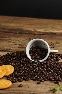 포토 JPG 해외이미지 커피 음료 탁자 검은배경 아침 콩 사람없음 목재 컵 갈색 검은색 거품 카페 머그컵 신선 뜨거움 액체 닫기 맛 아침식사 정상 수증기 낟알 컵받침 유기농 아로마 향 카페테리아 에스프레소 단절 라떼 바이오 백자 카페인 필터 해외202004 해외포토 주간 나무 식기 웰빙 컬러 가구 백그라운드 컨셉 재료 모션 곡류 상점 식사 도자기 받침대 파일형식 이미지허브