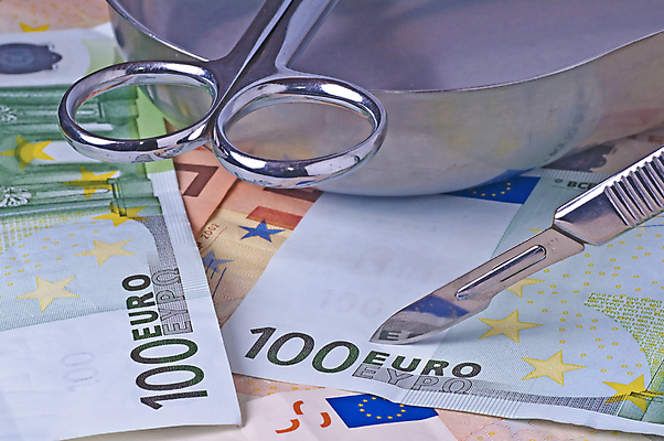 포토 JPG 해외이미지 유럽 백그라운드 컨셉 지폐 돈 비즈니스 사람없음 금융 고통 저축 유로 수술 변화 재산 칼 자르기 사건 외과 일반 요금 위기 비용 수수료 해외202004 해외포토 감정 나라 의학 모션 병원 치료 경제 파일형식 이미지허브