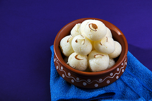 포토 JPG 해외이미지 디저트 사람없음 도자기 원형 사기그릇 냅킨 인도음식 라스굴라 해외포토 도형 그릇 음식 치즈 동양음식 파일형식 이미지허브