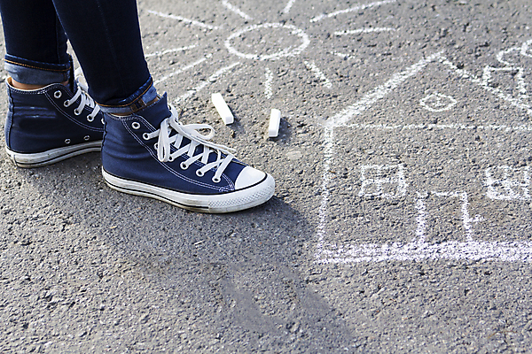 포토 JPG 해외이미지 라이프스타일 운동화 발 수업 거리 주택 창조 미술 취미 사람없음 야외 그래픽 여름 태양 유행 페인트 흰색 그림 분필 해외202004 해외포토 자연요소 계절 교육 컬러 신발 문화예술 건물 생활 신체부위 초크 파일형식 이미지허브