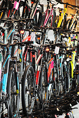 포토 JPG 해외이미지 라이프스타일 도로 스포츠 여행 교통시설 모션 산 건강 안전 사람없음 야외 판매 세일 상점 금속 자전거 경쟁 가장자리 구매 승차 헬멧 위험 주차 속도 먼지 모음 사이클링 매각 바이킹 방사형 비포장도로 알루미늄 페달 해외202004 해외포토 길 교통 컨셉 재질 생활 쇼핑 바이크 둘레 보호장비 육상스포츠 시설 파일형식 이미지허브