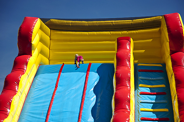 포토 JPG 해외이미지 주간 전신 여자 행복 어린이 휴식 한명 야외 맑음 놀이공원 오르기 주말 소녀한명만 해외202004 해외포토 자연요소 1 감정 컨셉 모션 날씨 사람 테마파크 여자한명만 소녀만 파일형식 이미지허브