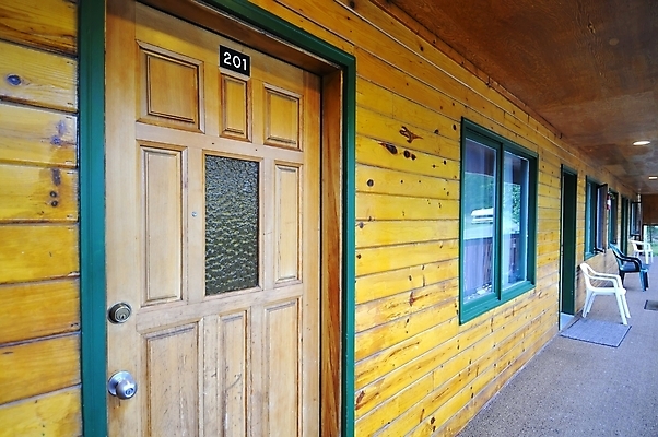 포토 JPG 해외이미지 라이프스타일 디자인 외관 벽 여행 컨셉 건축양식 배낭 창문 호텔 휴가 휴식 주택 사람없음 야외 건물 목재 문 미국 방 수확 도시 우아함 오두막 여관 옛날 해외202004 해외포토 나무 건축물 건축 북아메리카 농업 가방 재료 숙소 생활 파일형식 이미지허브