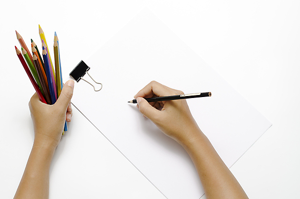포토 JPG 해외이미지 손 종이 색연필 실내 들기 신체부위 잡기 그리기 서류집게 해외202004 해외포토 모션 학용품 집게 사람 내부 파일형식 이미지허브